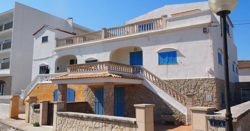 Échange de maisons : comment ça marche et quels avantages pour voyager malin