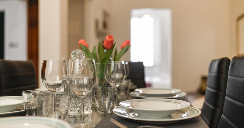 Voyager par la gastronomie : la table locale comme guide de séjour